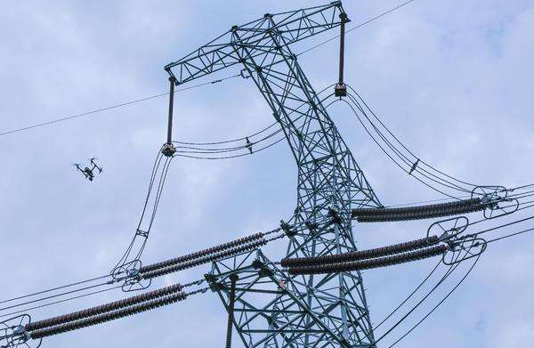 我國首次一鍵控制5架無人機實施電力巡檢